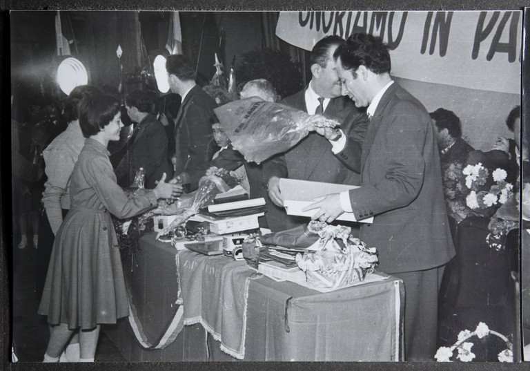Reggio Emilia, 1955, Teatro Municipale, Festeggiamenti per l'80° di Alcide Cervi, omaggi ad Alcide Cervi
